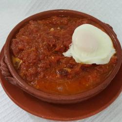 Soupe aux tomates, morue et œufs pochés