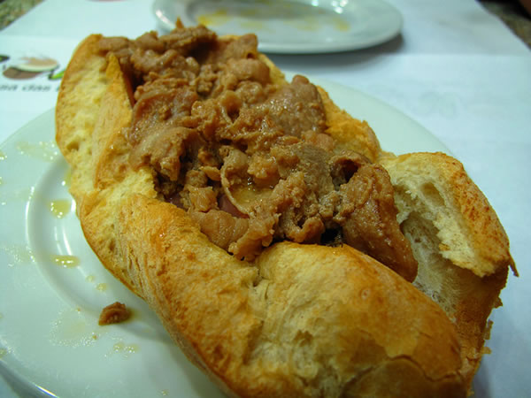 «Bifanas» (escalopes de porc) à la mode du Porto