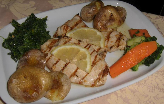 Filet de porc grillée avec pommes de terre et légumes