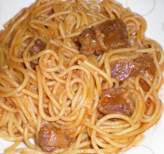 Spaghetti avec la viande étuvée