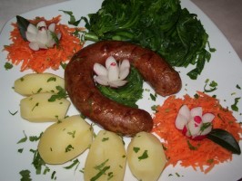 Alheira de Mirandela avec pommes de terre et fanes de navet