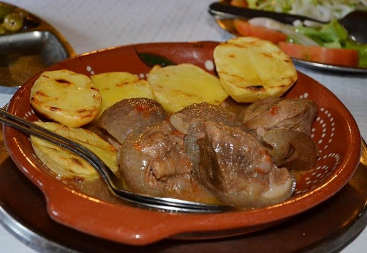 Ragoût de sanglier avec des pommes de terre grillées