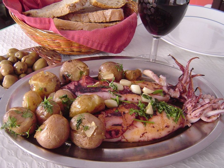 Calamars grillés à la sauce verte - Cuisine Portugaise