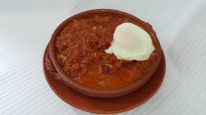 Soupe aux tomates, morue et œufs pochés